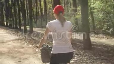 快乐、<strong>活泼</strong>、<strong>活泼</strong>的年轻女子在夏日阳光明媚的公园里骑着红帽子`自行车